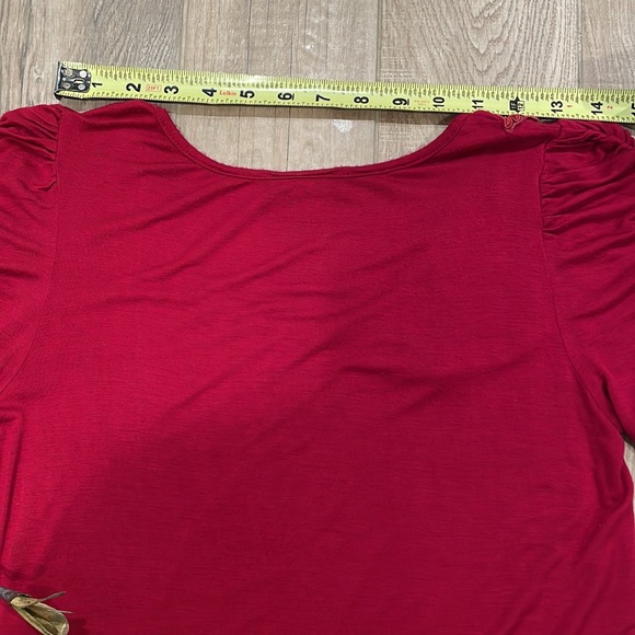 ❗️BUNDLE SALE 4 for $20 - 🎄RED Short sleeve TOP - Picture 6 of 8